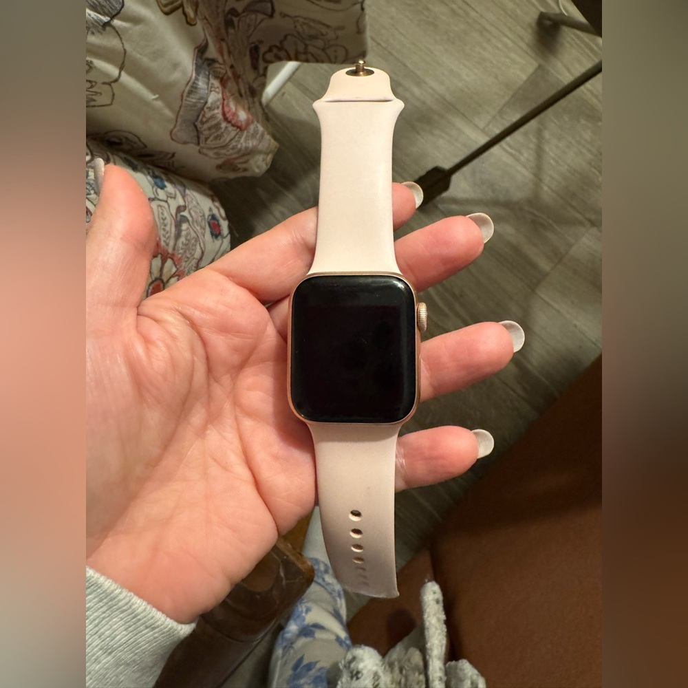 Apple Watch Series 4 40MM Rose Gold + charger + Heyday faux leather strap